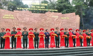 Cắt băng khánh thành bức phù điêu “Bác Hồ nói chuyện với Đại đoàn quân Tiên Phong” tại Ngã 5 Đền Giếng.