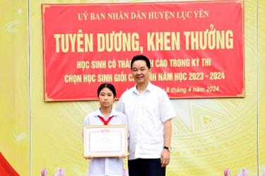 Lãnh đạo huyện trao giấy khen cho em Triệu Thị Khánh Linh - lớp 9A1, Trường TH&THCS Vĩnh Lạc đoạt giải nhất môn Lịch sử Kỳ thi chọn học sinh giỏi THCS cấp tỉnh Yên Bái năm học 2023 - 2024