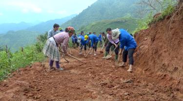 Đoàn viên thanh niên huyện Văn Chấn tham gia làm đường giao thông nông thôn.