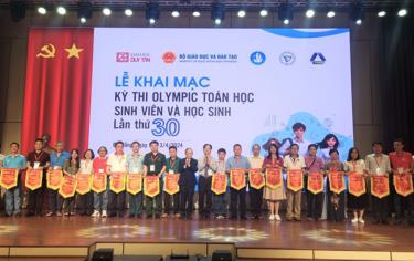 Đại diện các đội tại lễ khai mạc kỳ thi Olympic Toán học sinh viên và học sinh lần thứ 30.