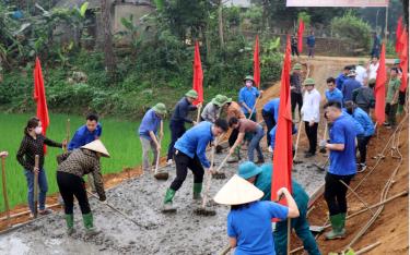 Thường trực HĐND tỉnh cùng lãnh đạo các ban, Văn phòng đoàn ĐBQH và HĐND tỉnh và xã Cát Thịnh tham gia đổ bê tông tuyến đường thôn Khe Dịa, xã Cát Thịnh.