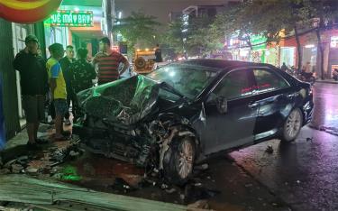 Chiếc xe gây tai nạn liên hoàn chỉ dừng lại sau khi lao vào một nhà dân ven đường