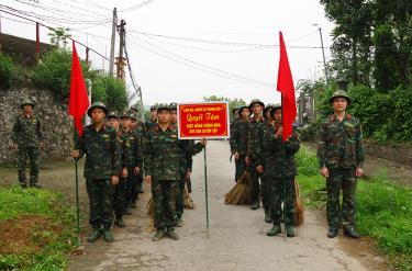 Cán bộ, chiến sỹ Trung đoàn 121 ra quân tham gia hoạt động 