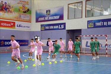 Các cầu thủ futsal Việt Nam thực hiện bài khởi động sáng 11/3/2024. Ảnh minh họa