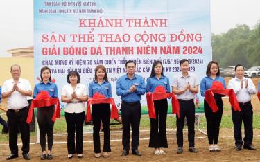 Các đại biểu cắt băng khánh thành 