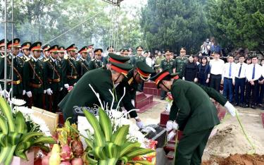 Lễ đón nhận, truy điệu và an táng hài cốt liệt sĩ Lò Văn Nối - sinh năm 1940, tại xã Nghĩa An, là quân tình nguyện Việt Nam hy sinh tại nước Cộng hòa Dân chủ nhân dân Lào được UBND tỉnh tổ chức trang trọng tại thị xã Nghĩa Lộ, tháng 6/2023.