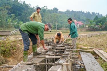 Nhân dân xã Thượng Bằng La, huyện Văn Chấn kiên cố hóa kênh mương nội đồng.