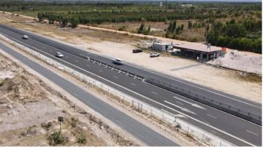 Một công trình trạm dừng nghỉ trái phép do người dân dựng lên bên hông cao tốc Vĩnh Hảo - Phan Thiết từng gây chú ý dư luận dịp nghỉ Tết Nguyên đán vừa qua. Trạm này đã bị chính quyền địa phương yêu cầu tháo dỡ