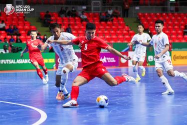 Minh Quảng (8) ghi bàn cho futsal Việt Nam. Ảnh AFC