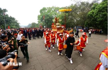 Đoàn rước kiệu lên Đền Hùng.