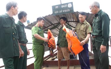 Công an xã Minh Quân phối hợp với Hội Cựu chiến binh xã tuyên truyền Luật Giao thông đường thủy cho người dân.