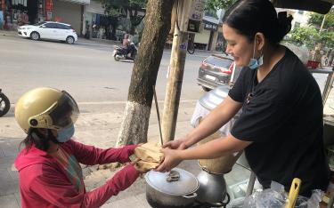 Nhiều cửa hàng, quán ăn sử dụng túi giấy đựng hàng hóa để bảo vệ môi trường.