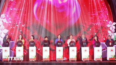 Quyền Chủ tịch nước Võ Thị Ánh Xuân cùng các đại biểu bấm nút phát động Tháng Nhân đạo cấp Quốc gia năm 2024.