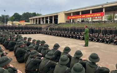 Chiến sĩ trẻ trong giờ học Điều lệnh Công an nhân dân.
