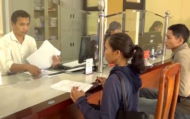 Cán bộ các bộ phận tại trụ sở UBND xã luôn làm việc với tinh thần trách nhiệm cao download tải m88 vin nhiệt tình hướng dẫn người dân giải quyết các thủ tục hành chính một cách nhanh gọn.