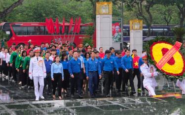 Đoàn đại biểu dâng hoa, dâng hương lên Đài tưởng niệm các anh hùng liệt sĩ tại đường Bắc Sơn.