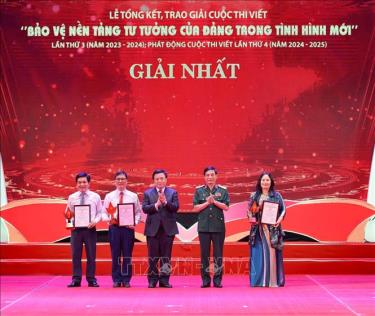 Đại tướng Phan Văn Giang, Ủy viên Bộ Chính trị, Bộ trưởng Bộ Quốc phòng và đồng chí Nguyễn Xuân Thắng, Ủy viên Bộ Chính trị, Chủ tịch Hội đồng Lý luận Trung ương, Giám đốc Học viện Chính trị Quốc gia Hồ Chí Minh, trao giải cho các tác giả, nhóm tác giả đoạt giải Nhất của Cuộc thi viết “Bảo vệ nền tảng tư tưởng của Đảng trong tình hình mới