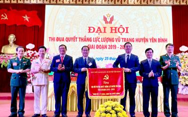 Đồng chí An Hoàng Linh - Bí thư Huyện ủy, Chủ tịch HĐND huyện, Bí thư Đảng ủy Quân sự huyện tặng Đại hội bức cờ thêu mang dòng chữ: 