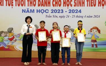 Các em học sinh đạt giải nhất trong từng phần thi.