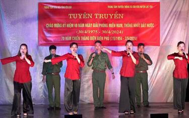 Một tiết mục văn nghệ biểu diễn tại thôn Nà Khà, xã Minh Xuân.