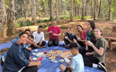 Du khách trải nghiệm pic-nic tại Đồi thông Eo gió, huyện Trạm Tấu.