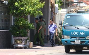 Lực lượng chức năng có mặt trước nhà ông Lê Tiến Phương.