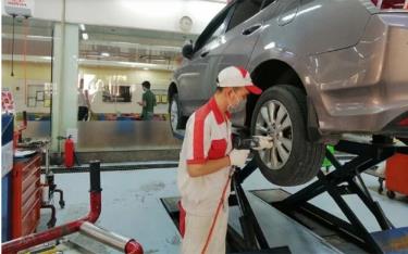 Lốp và lazang là bộ phận dễ hỏng của xe ô tô. (Ảnh minh họa: Giao thông Hà Nội).