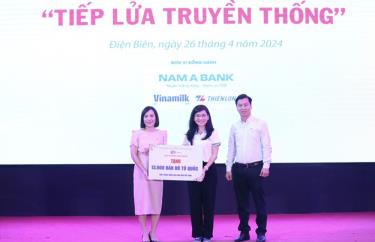 Chị Hồ Hồng Nguyên - Trưởng ban Thanh niên Trường học T.Ư Đoàn, Phó Chủ tịch thường trực Hội SVVN (đứng giữa) tiếp nhận biểu tượng trưng 13.000 bản đồ Tổ quốc từ đại diện tổ chức Phổ thông Cao đẳng - FPT Polytechnic.