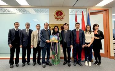 Phó Bí thư Thường trực Tỉnh ủy, Chủ tịch HĐND tỉnh dafabet dang nhap Bái Tạ Văn Long tặng Tổng lãnh sự quán Việt Nam tại Vancouver cuốn Sách ảnh