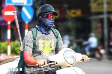 Người dân bịt kín khi ra đường trong ngày nắng nóng để đảm bảo sức khỏe
