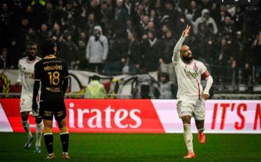Lacazette (phải) mừng bàn trước Minamino của Monaco trong trận đấu ở vòng 31 Ligue 1 tối 28/4 trên sân Parc Olympique Lyonnais.