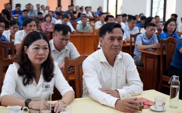 Các đồng chí cán bộ Đoàn, đoàn viên thanh niên, huyện Trấn Yên tham gia công trình mở đường Tà Xi Láng, huyện Trạm Tấu tham dự buổi gặp mặt.