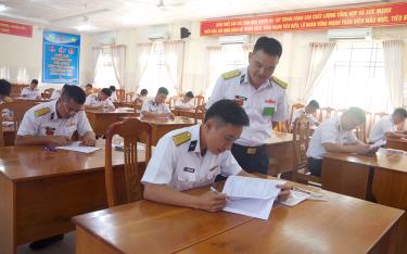 Các thí sinh tham gia kiểm tra lý thuyết chuyên ngành hàng hải.