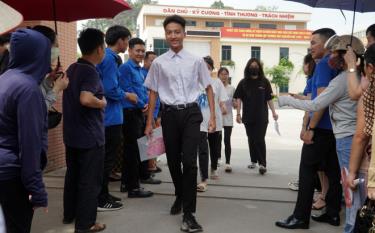 Niềm vui của thí sinh sau khi hoàn thành Kỳ thi tuyển sinh THPT tỉnh Yên Bái năm học 2023 - 2024.
