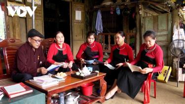 Nghệ nhân Nịnh Quang Thanh trao đổi về các làn điệu Sình Ca với các nghệ nhân.
