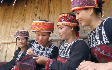 The Phu La ethnic people in Chau Que Thuong Commune actively preserve the traditional embroidery craft.