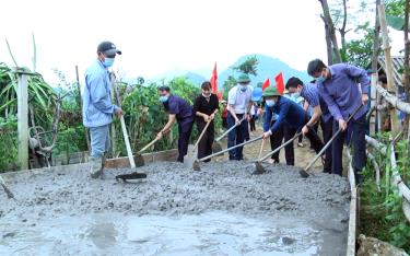 Leaders of Yen Bai Province and Yen Binh District take part in concretizing rural roads in My Gia Commune, Yen Binh District.