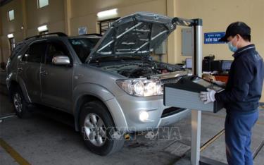 Hoạt động kiểm định tại một Trung tâm đăng kiểm xe cơ giới tại Nam Định.