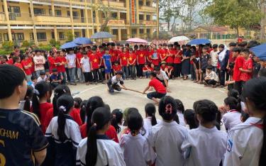 Một buổi giao lưu thể thao của học sinh Trường Phổ thông Dân tộc nội trú THCS huyện Văn Yên.