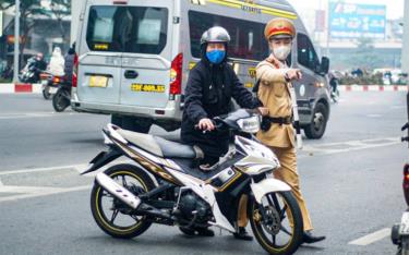 CSGT dừng xe người tham gia giao thông.