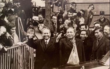 Nhân dân Pháp và Việt kiều chào đón phái đoàn Việt Nam Dân chủ Cộng hòa đến ký hiệp định chính thức tại Paris, ngày 27/1/1973.