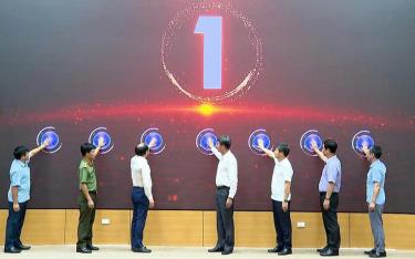 Các đại biểu bấm nút  khai trương Phần mềm ứng dụng.