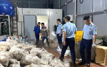 Số lượng lớn thực phẩm đông lạnh vi phạm bị lực lượng quản lý thị trường phát hiện, thu giữ.