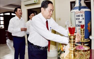 Chủ tịch Quốc hội Trần Thanh Mẫn thắp hương tưởng nhớ, tri ân cố Chủ tịch Quốc hội Nguyễn Hữu Thọ.