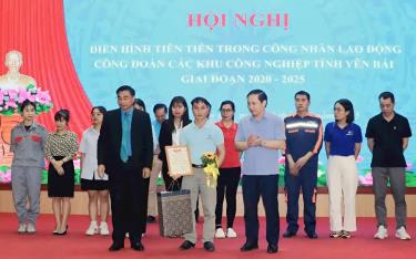 Anh Đỗ Kiên Cường nhận Bằng khen tại Hội nghị Điển hình tiên tiến trong công nhân lao động, Công đoàn Các khu công nghiệp tỉnh giai đoạn 2020 - 2025.