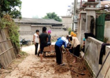 Người dân tổ Pá Khết, phường Trung Tâm (thị xã Nghĩa Lộ) tham gia tu sửa đường giao thông nông thôn. (Ảnh: Đức Thành)

