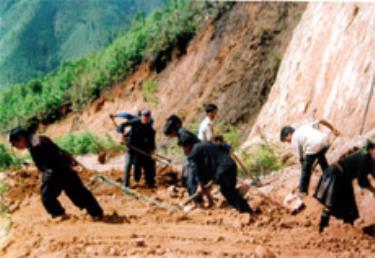 Thanh niên xã Kim Nọi  (Mù Cang Chải) khắc phục lở đất trên tuyến đường Kim Nọi đi Chế Tạo.
(Ảnh: Anh Dũng)

