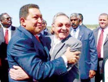 Chủ tịch Raul Castro (phải) gặp Tổng thống Venezuela H.Chavez trong chuyến công du Venezuela và Brazil.