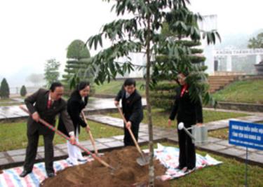 Đoàn đại biểu Quốc hội khóa XII tỉnh Yên Bái trồng cây lưu niệm tại Công viên Yên Hòa, thành phố Yên Bái.