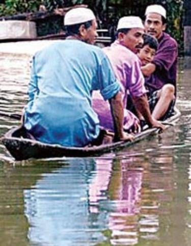 Lũ lụt hoành hành tại khu vực Đông Bắc Malaysia.